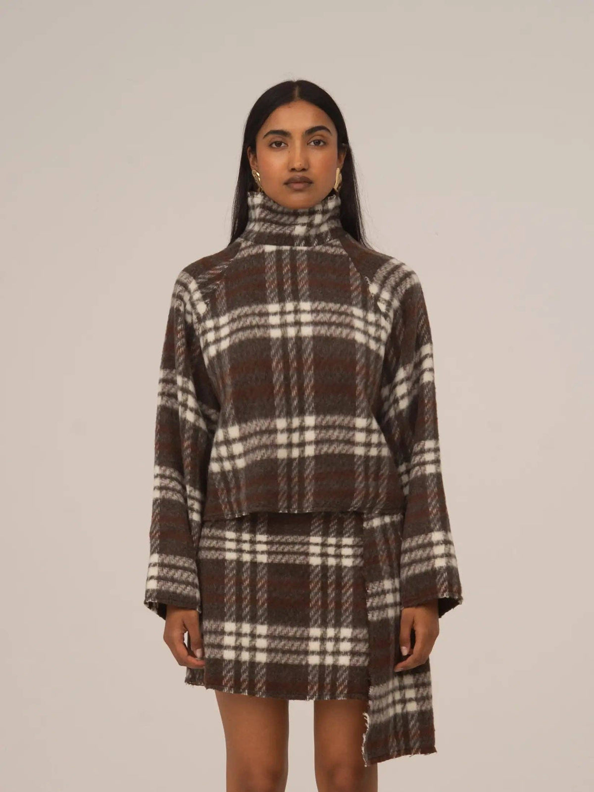 Sobrecamisa de Cuello Alto de Cuadros Marrón Descalzo