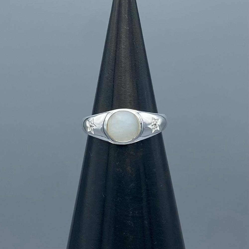 Silver Round Mother of Pearl Star Signet